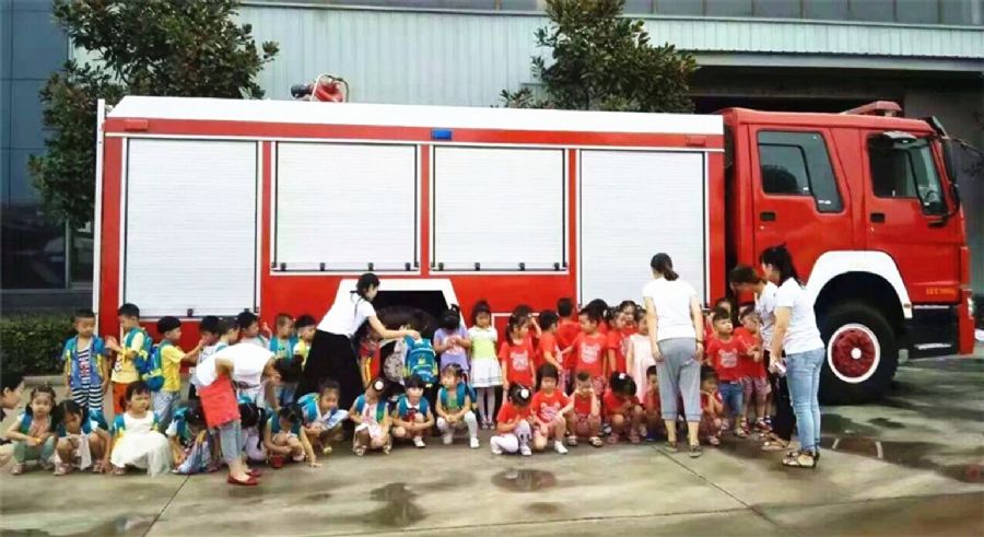 小朋友和消防車合影 小朋友和消防車合影